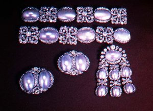 Schmuckset, Brosche, Ohrclips und Armbänder, zweite Hälfte des 18. Jahrhunderts