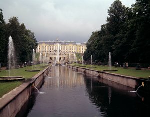 Ansicht des großen Wasserfalls des Schlosses Peterhof, realisiert unter Peter dem Großen bei Sankt Petersburg, Russland von School Russian