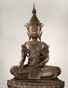 Lebensgroßer Buddha in königlicher Kleidung