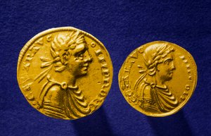 Goldmünzen von Sizilien mit dem Abbild von Friedrich II. von Hohenstaufen (1194-1250), deutscher Kaiser. 1231 Private Sammlung