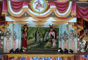 Puppentheater in Palermo. Diese Puppen, die einer sizilianischen Tradition aus der Antike entstammen, sollen die Geschichte von Invasionen und normannischen Eroberungen erzählen. Im oberen Teil des Fotos ist das sizilianische Symbol von Trinacria zu sehen.