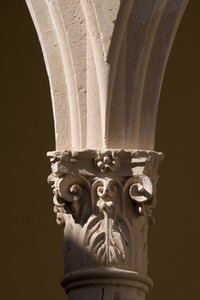 Detail einer Säule im Kreuzgang des Klosters Santo Domingo von School Spanish