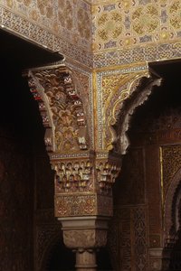 Detail eines polychromen Kapitells in den Bädern von School Spanish