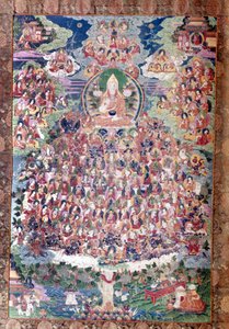 Der große Reformer Tsong ka Pa (der Mann, der aus dem Tal der Zwiebeln kam). Geboren in der Provinz Amdo im Osten Tibets im Jahr 1358, baute die Klöster von Ganden und Sera, führte eine strenge liturgische Reform ein und setzte die Einhaltung der klösterli von School Tibetan