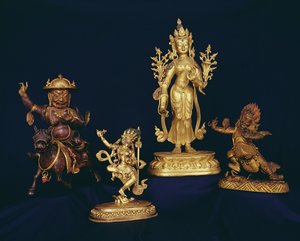 Tibetische Figuren: Vajravarahi tanzt auf einer menschlichen Leiche; Figur von Padmapari; Figur von Beg-tse; Figur von Dam-can Dor-je Legs-pa auf einem Pferd reitend von School Tibetan