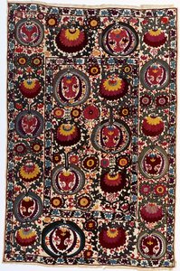 Ein Susani, der weiße Leinenboden in Seiden in lebhaften Farben gearbeitet, ca. 1900 von School Uzbek