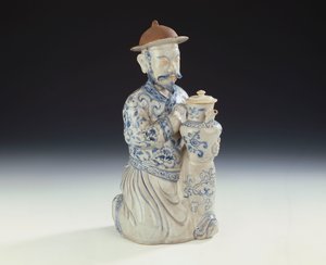 Eine unaufgezeichnete Annamese Blau-Weiß-Kanne in Form eines knienden Dieners von School Vietnamese