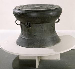 Trommel, Dong Son Stil, 2.-1. Jahrhundert v. Chr. von School Vietnamese