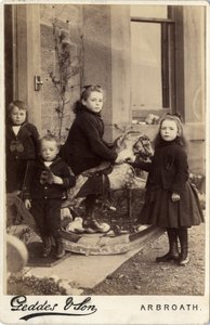 Gruppe von kleinen Kindern und ihr Schaukelpferd von Scottish Photographer