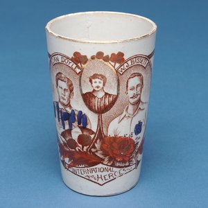 England gegen Schottland Souvenirkrug (Keramik) von Scottish School