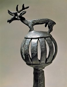 Skythische Kunst (Skythische Zivilisation oder Skythien): Bronze-Wagenverzierung mit der Figur eines Hirsches. Objekt des 7. - 6. Jahrhunderts v. Chr. Sankt Petersburg, Eremitage-Museum von Scythian