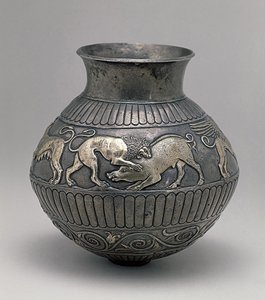 Kunst Sense: Silbervase aus dem 4. Jahrhundert v. Chr. verziert mit einem Fries, der einen Löwen zeigt, der ein Wildschwein angreift von Scythian