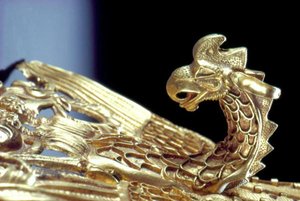 Detail eines Stirnbands mit einem Greif, der eine Ziege hält von Scythian