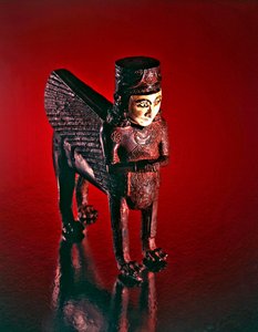 Geflügelter Löwe mit weiblichem Torso, Figur von einem Thron (Bronze & eingelegter Stein) von Scythian