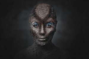 Erdige Figur Blauer Blick von See Plus