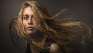 Intensives vom Wind zerzaustes Porträt von See Plus