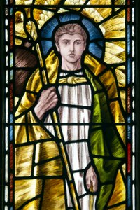 Mortehoe, St Mary, Heaton Butler & Bayne, Selwyn Image, Erzengel St. Raphael (Detail) von Selwyn Image Selwyn Image
