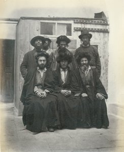 Gruppe von 7 polnischen Juden im Hof des Mittelmeerhotels, Jerusalem, 1867