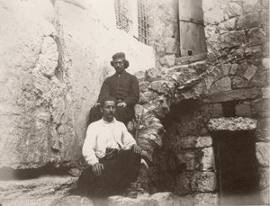Zwei Männer sitzen neben dem Türsturz von Barclays Tor in der Westmauer des Tempelbergs, Jerusalem, 1866 von Sergeant Henry Phillips