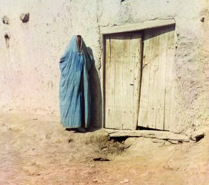 Eine usbekische oder tadschikische Frau, die eine Burka trägt, ca. 1910 von Sergey Prokudin Gorsky