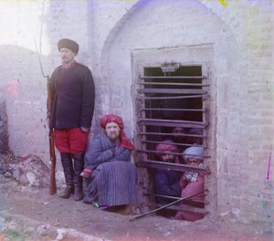 Zindan (traditionelles zentralasiatisches Gefängnis) mit uniformiertem Wächter, wahrscheinlich Buchara von Sergey Prokudin Gorsky