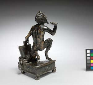 Kniender Satyr