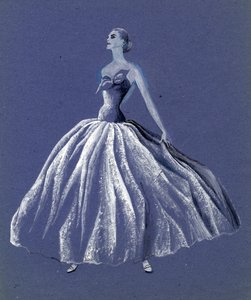 Frau im trägerlosen Ballkleid