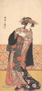 Nakamura Riko als reich gekleidete Kurtisane in einem Raum stehend, ca. 1778 von Shunsho