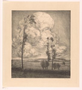 Wolken über hügeliger Landschaft