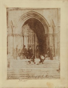 Eine Gruppe von Männern am Südeingang der York Minster