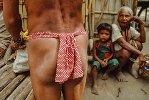 Ein Mangyan-Stammesangehöriger trägt einen traditionellen Lendenschurz von Sisse Brimberg