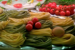 Frankreich, Paris: Pasta in einer Vitrine auf einer öffentlichen Straße, 2022 (Foto) von Sisse Brimberg