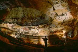 Halle der Stiere füllt die Kalksteinwände in der Höhle von Lascaux