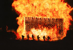 Isländer feiern Mittsommer im Wikingerstil mit Feuer, Gesang und Trank, 2000 (Foto) von Sisse Brimberg
