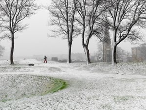 Einsame Figur, die während eines Schneesturms in der Festung Kopenhagen spaziert, Dänemark, 2022 (Foto)
