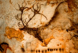 Prähistorische Malerei eines Rothirsches mit neunzackigem Geweih in der Höhle von Lascaux, Frankreich von Sisse Brimberg