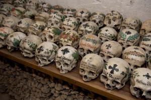 Einige der 600 Schädel im 