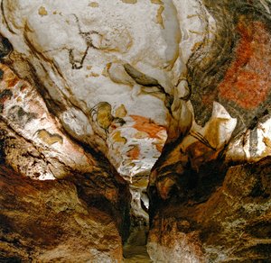 Die Axial-Galerie zeigt ausgestorbene Auerochsen an der Decke der Höhle von Lascaux, Frankreich von Sisse Brimberg