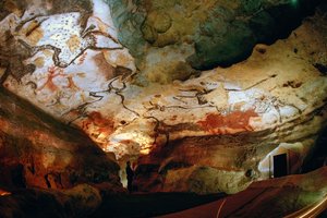 Die Halle der Stiere mit Jacques Marsal, einem der Entdecker der Höhlen von Lascaux von Sisse Brimberg
