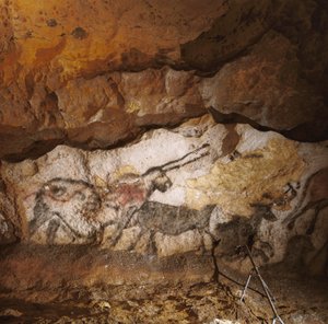 Das mythische Einhorn von Lascaux, gemalt vor über 17.000 Jahren, säumt den weißen Kalkstein von Sisse Brimberg
