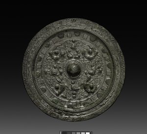 Spiegel mit Xiwangmu, ca. 317-400 (Bronze) von Six Dynasties Chinese School