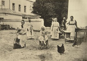 Marmelade machen im Hof von Leo Tolstois Haus, Jasnaja Poljana, bei Tula, Russland, 1900 von Sophia Andreevna Tolstaya
