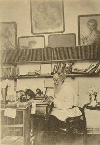 Russischer Autor Leo Tolstoi bei der Arbeit, 1890er Jahre von Sophia Andreevna Tolstaya