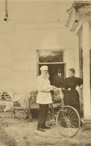 Der russische Autor Leo Tolstoi mit einem Fahrrad, Russland, 1890er Jahre von Sophia Andreevna Tolstaya