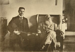 Der russische Autor Leo Tolstoi mit dem Balalaikaspieler Boris Troyanovsky, Russland, 1909