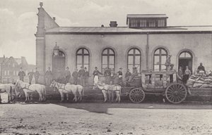 Historische Ansichten, der letzte Wagen mit englischer Post und altes Postamt (s/w Foto) von South African Photographer