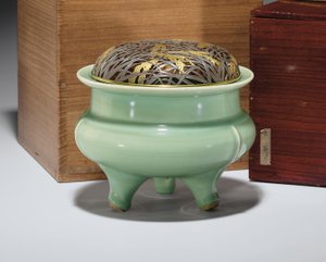 Großer Longquan Celadon Dreifuß-Räuchergefäß mit japanischem teilvergoldetem Metalldeckel von Southern Song Dynasty Chinese School