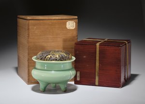 Großer Longquan Celadon Dreifuß-Räuchergefäß mit japanischem teilvergoldetem Metalldeckel von Southern Song Dynasty Chinese School