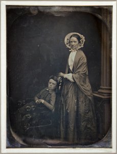 Ohne Titel (Eine Frau mit Haube und Schal, mit ihrem sitzenden Sohn)