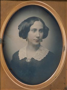 Junge Frau mit Spitzenkragen und Brosche, 1850er Jahre von Southworth and Hawes.
